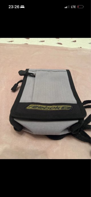 Bolso bandolera Reebok gris y negro