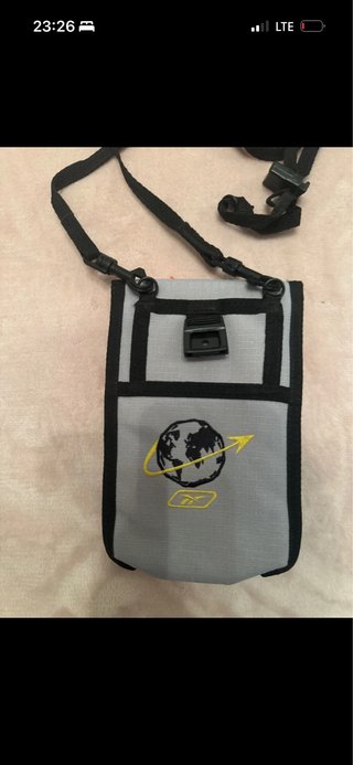 Bolso bandolera Reebok gris y negro