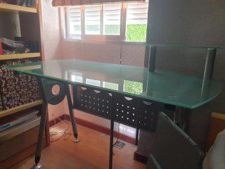 Escritorio de cristal y metal. 120x58cm