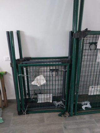 Puerta metálica verde para exterior