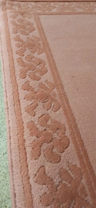 Dos alfombras de lana rosa con borde floral