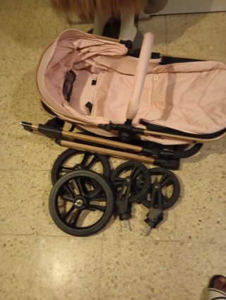 Carrito de bebé rosa