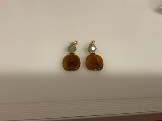 Pendientes dorados y marrones con cuentas