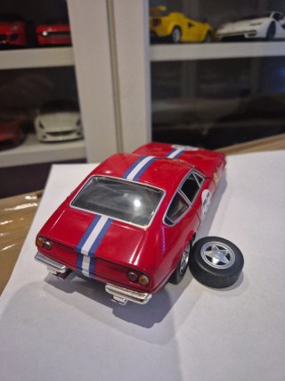 Ferrari 365 GTB4 1:24 Rueda Rota