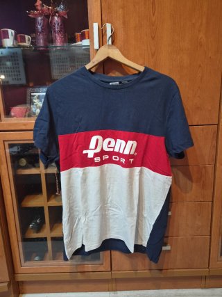 Camiseta Penn Sport azul, roja y blanca