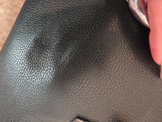 Bolso negro de piel con cierre dorado