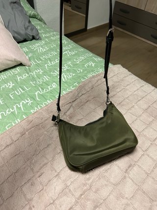 Bolso verde Stradivarius con cadena