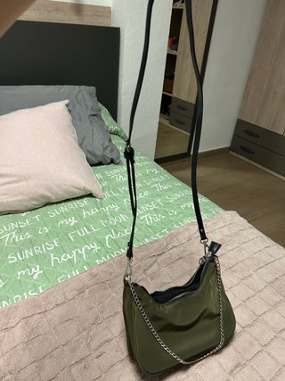 Bolso verde Stradivarius con cadena