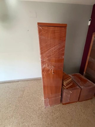 Mueble de madera marrón