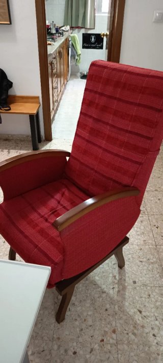 Butaca o sillón rojo oscuro
