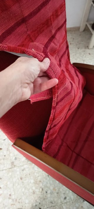 Butaca o sillón rojo oscuro