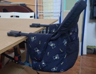 Trona de mesa para bebé con estampado de ositos.
