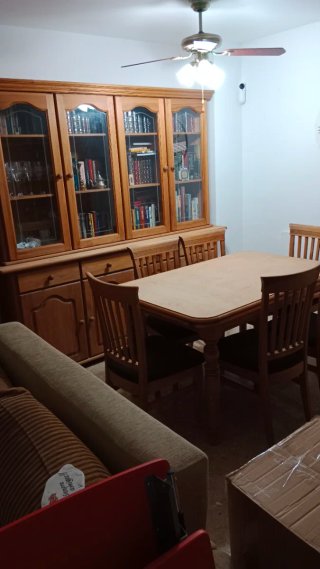 Mesa de comedor y 6 sillas de madera de pino.