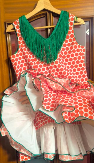 Traje de flamenca rojo con lunares blancos