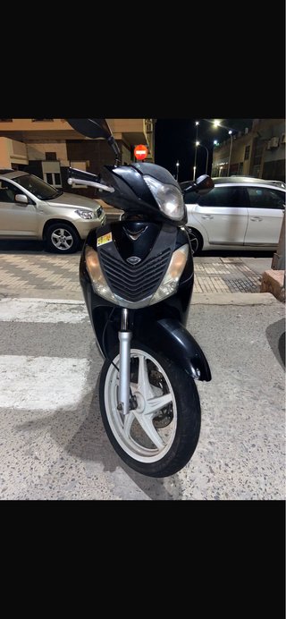 Honda SH 125i Scooter Negra