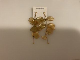 Pendientes dorados largos con diseño floral