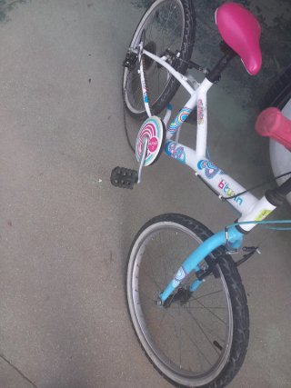 Bicicletas infantiles rosas y azules