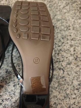 Sandalias negras de tacón