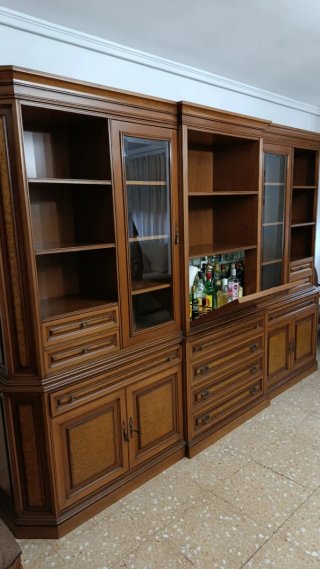 Mesa de comedor de madera clásica
