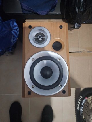 2 Altavoces negros  Technics y uno marrón