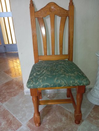 Sillas de madera con asiento tapizado