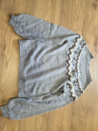 Jersey gris con estampado geométrico