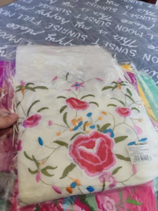 Vestido marrón con volantes más manton