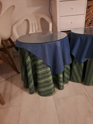 Comodini con cristallo e tessuto.