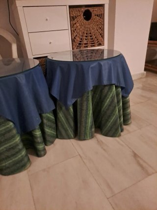 Comodini con cristallo e tessuto.