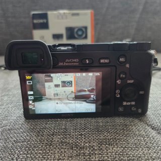 Sony Alpha 6000 con obiettivo e accessori
