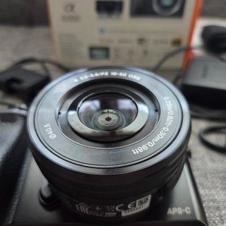 Sony Alpha 6000 con obiettivo e accessori