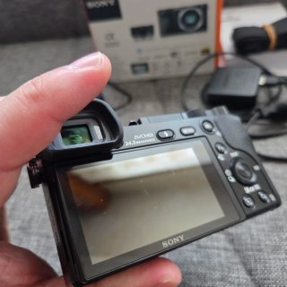 Sony Alpha 6000 con obiettivo e accessori