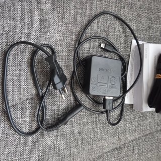 Sony Alpha 6000 con obiettivo e accessori