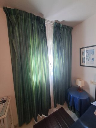 Cortinas de tela con rayas verdes y azules