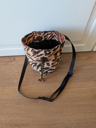 Magnesera con estampado de leopardo