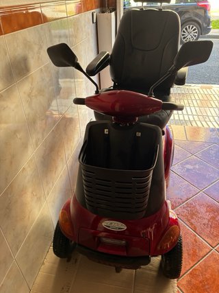 Silla de ruedas eléctrica color burdeos