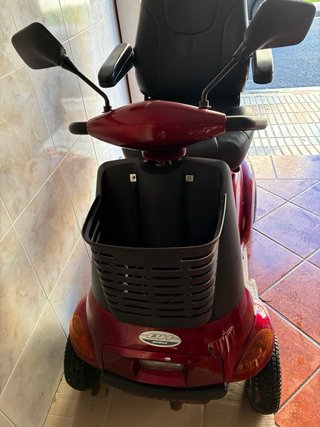 Silla de ruedas eléctrica color burdeos