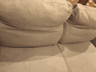 Sofá de tela beige y gris