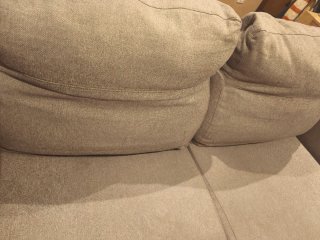 Sofá de tela beige y gris