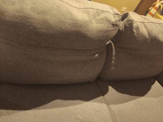 Sofá de tela beige y gris