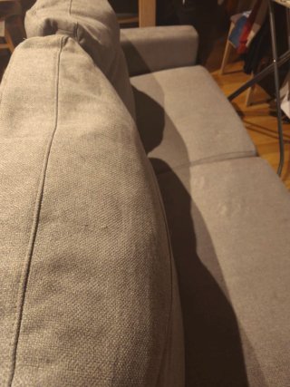 Sofá de tela beige y gris