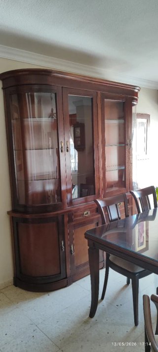 Vitrina de madera con puertas de cristal