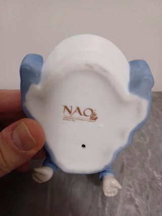 Nao by Lladrò Bambino con Ciotola