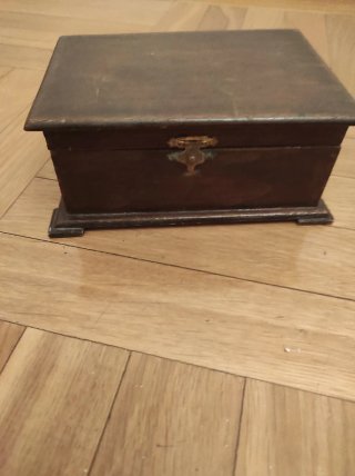 Caja de madera vintage con forro rojo