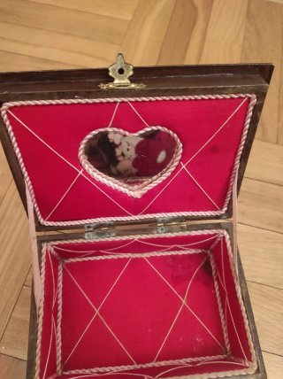 Caja de madera vintage con forro rojo