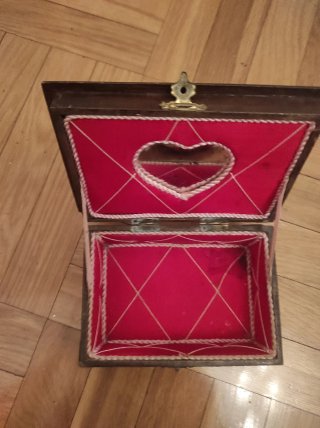 Caja de madera vintage con forro rojo