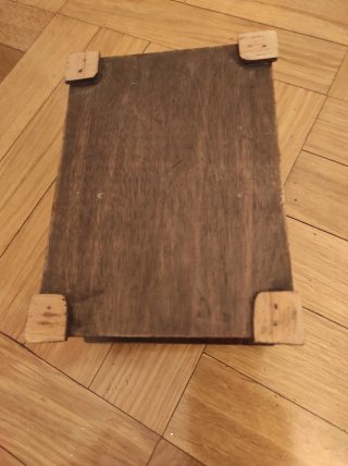 Caja de madera vintage con forro rojo