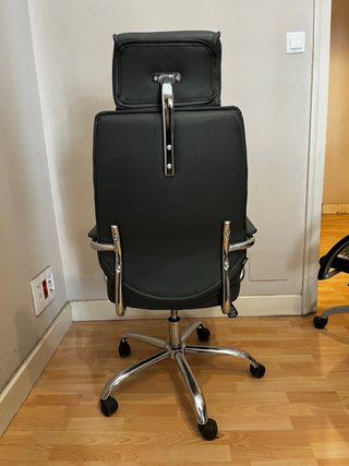 Silla de oficina ergonómica negra