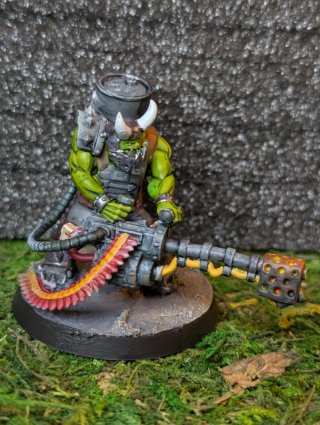 10 Orkos pintados y barnizados estilo Warhammer40K