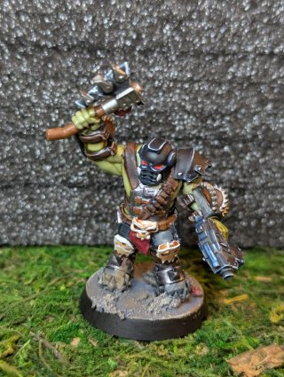 10 Orkos pintados y barnizados estilo Warhammer40K